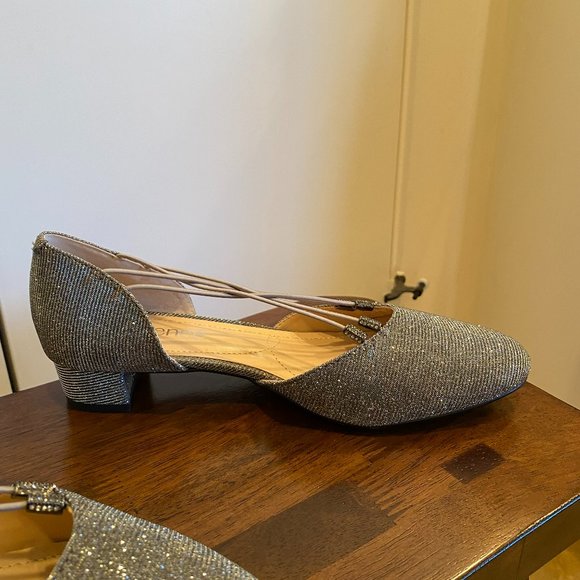 J. Renee Charolette Pump in Pewter Glitter Fabric, Size 8 Narrow. - Picture 3 of 5
